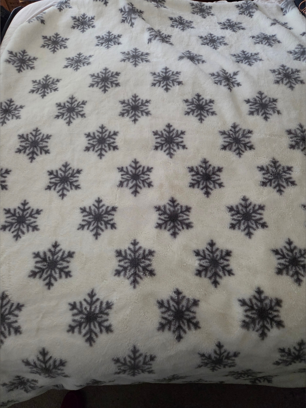 NWOT Rachel Roy Gray Snowflakes Faux Fur Throw Blanket Christmas Holiday Decor